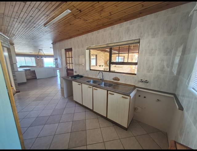 4 BEDROOM HOUSE FOR SALE IN DANA BAY